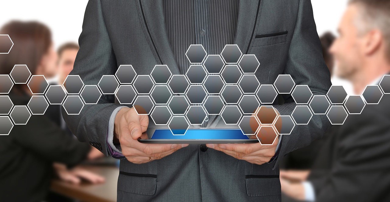 已绑卡实名账号：实名账号与网络用户画像