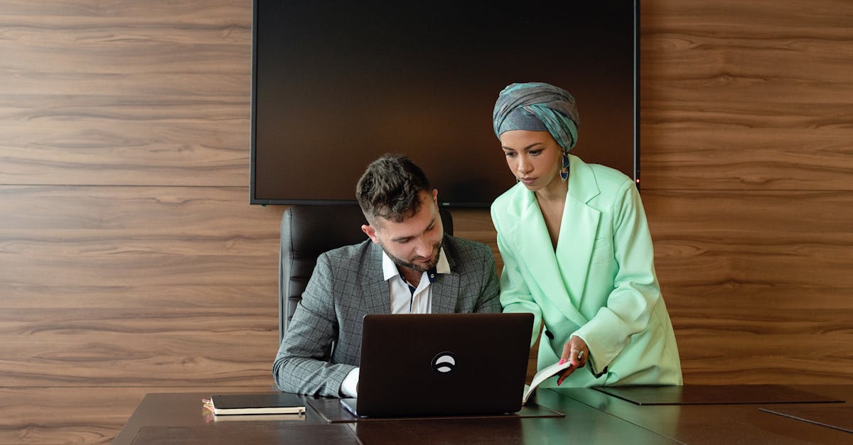 在线游戏管理部门是否应该定期举行技术支持安全培训？